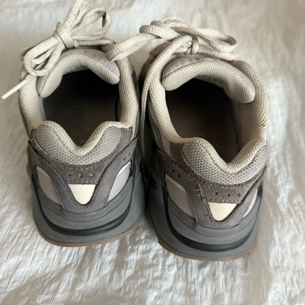 Adidas Yeezy pre-owned Boost 700 sz. 4 Men’s - Picture 6 of 14